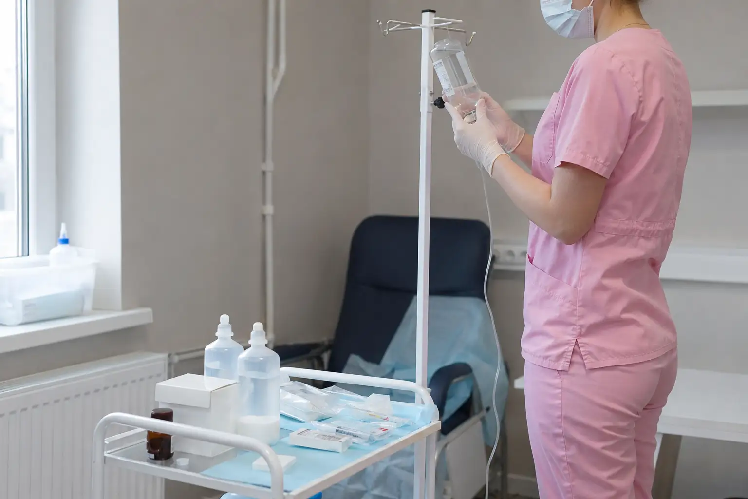 Медсестра готовит капельницу от обезвоживания